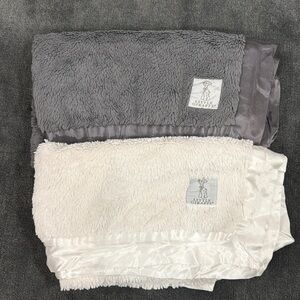 2 little giraffe plush blankets